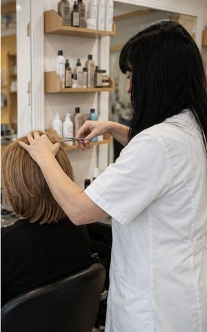 Pelucas oncológicas de cabello natural a medida en A Coruña - Imagen 1
